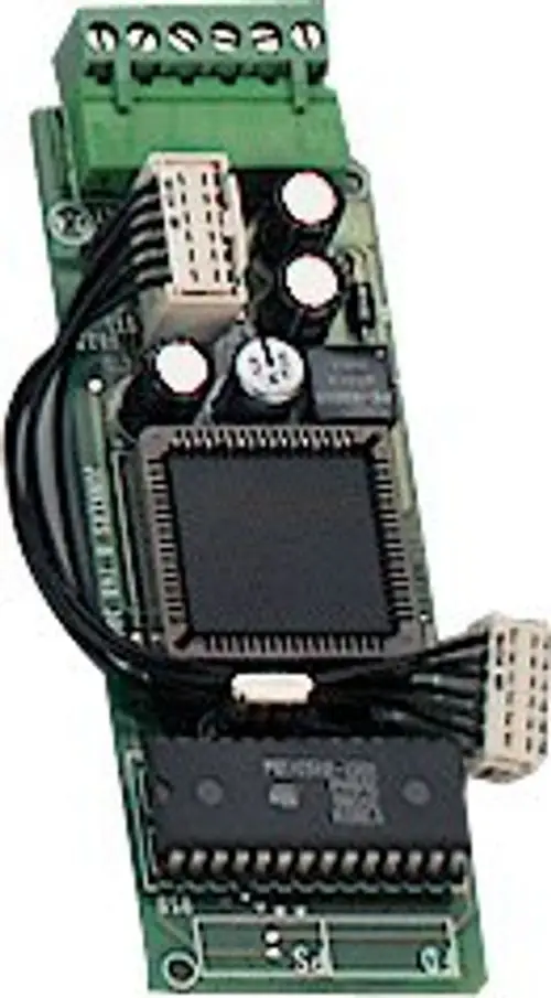 Grüne Platine mit mehreren Anschlussklemmen, Kondensatoren und einem Mikrochip. Teil einer Bosch-Anlage zur elektronischen Steuerung oder automatisierten Funktionen.